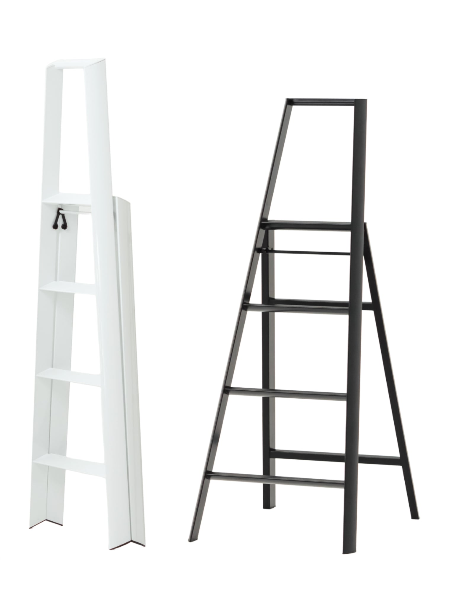 opgevouwen 4 step designladder wit en opengevouwen 4 step in het zwart