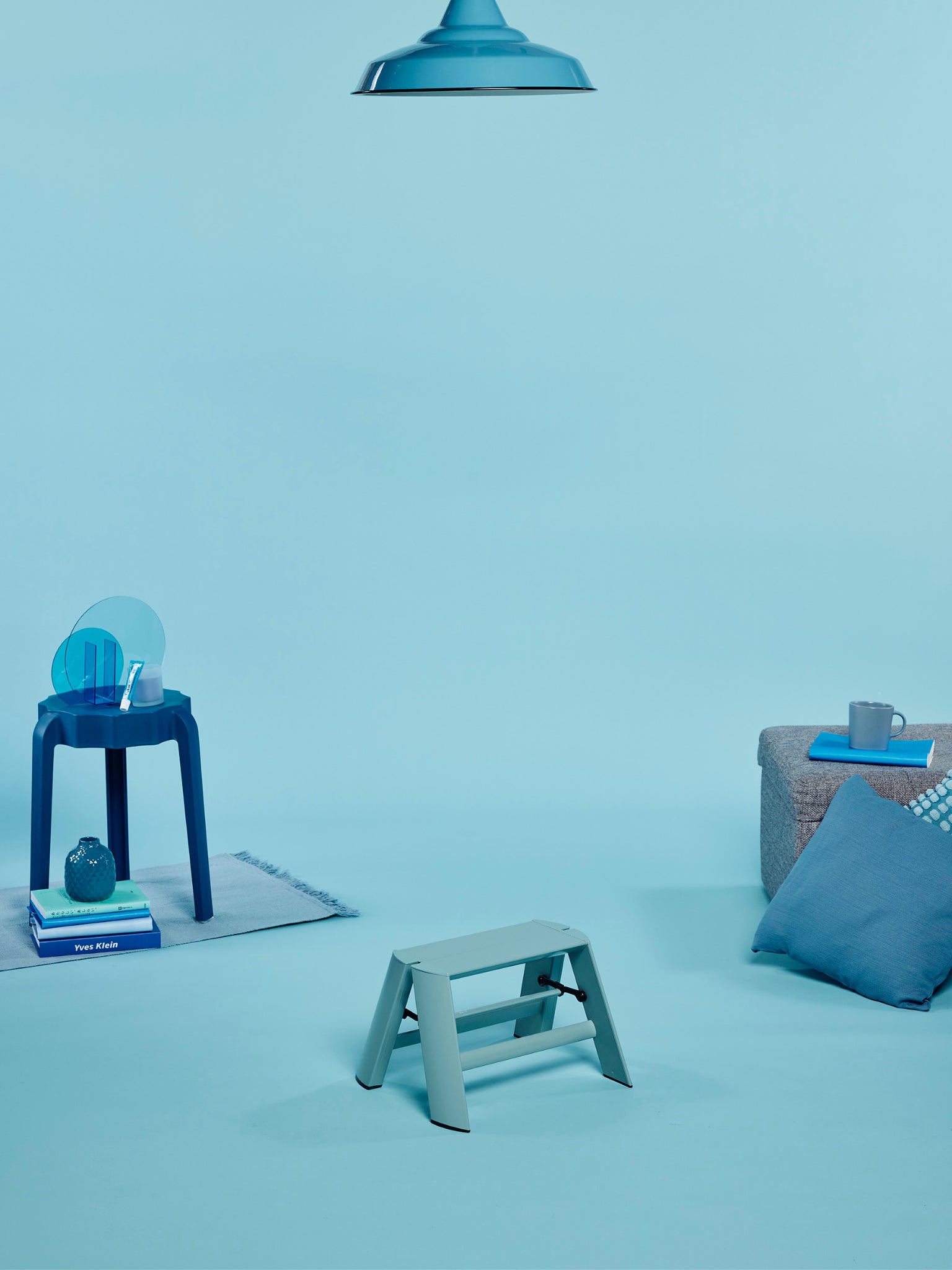 Dusty mint designladder als fris opstapje in een blauwe kamer