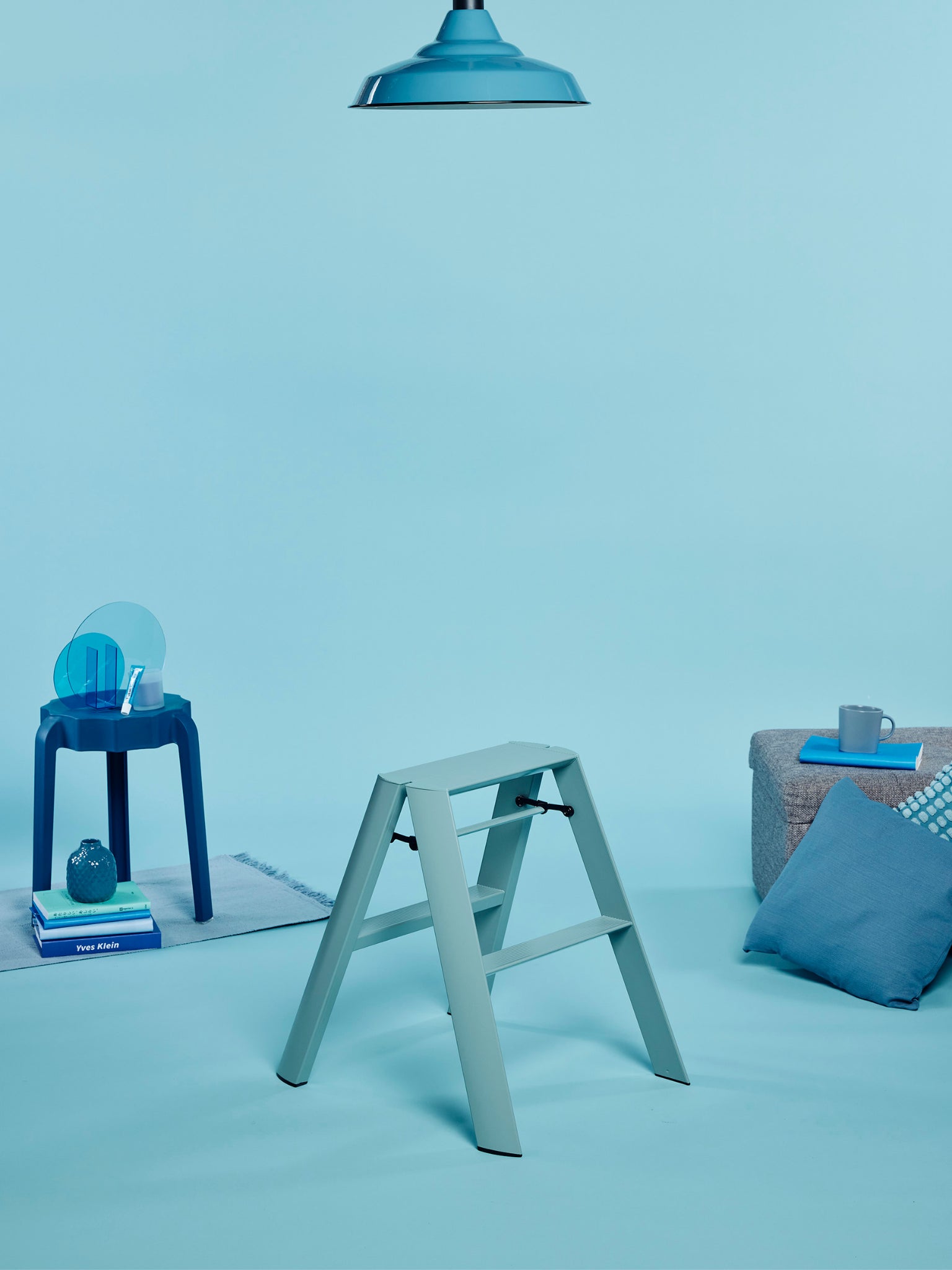 dusty mint 2 step ladder in een blauw getinte kamer