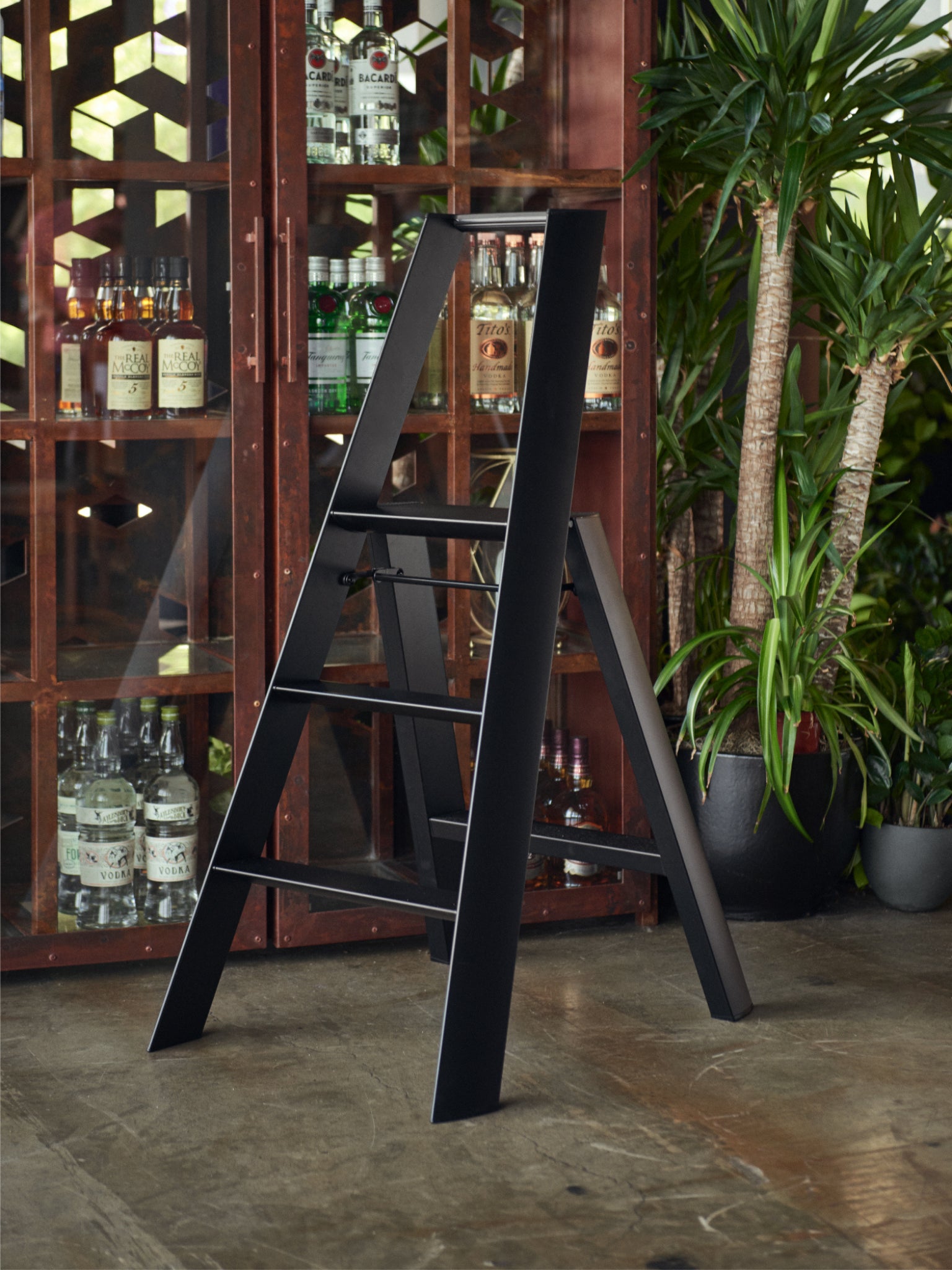 mooie sfeerfoto van het brede model van de lucano 3 step zwart in een bar