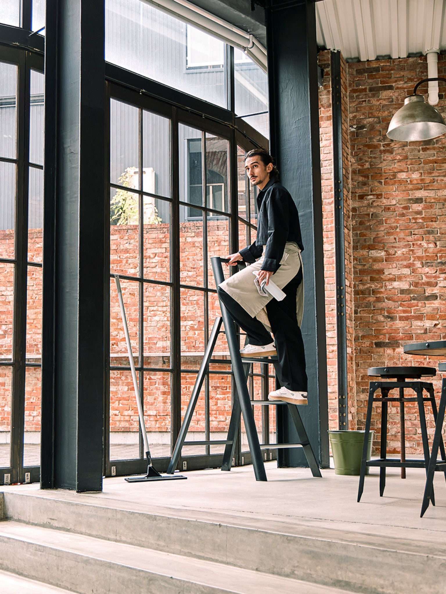 werken met de lucano 4 step ladder in het zwart