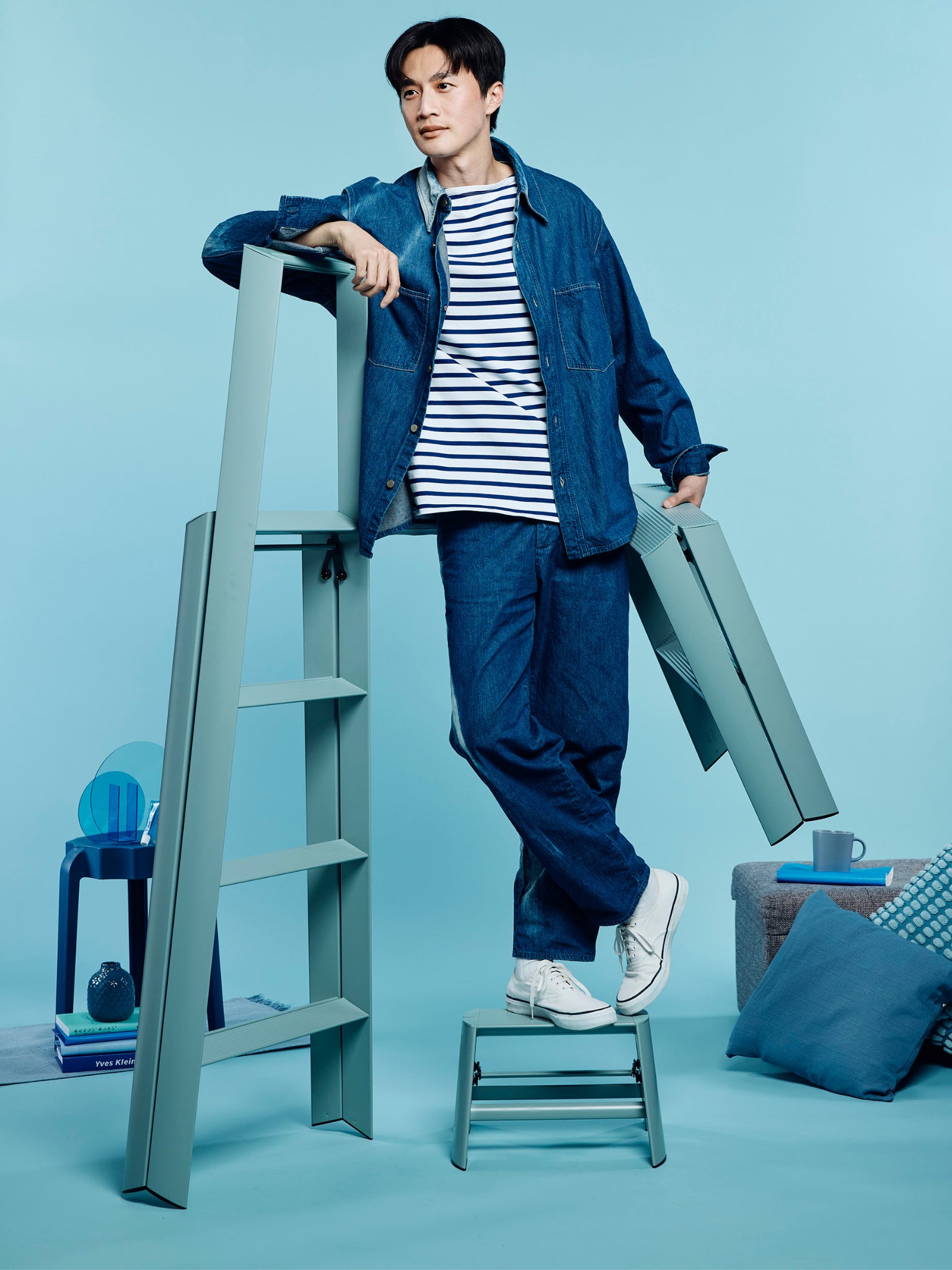 3 maten van de dusty mint ladder in een blauw getinte kamer